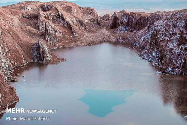  دریاچه کوه نمک قم در ۱۵ کیلومتری جاده قم به سمت جعفریه قرار گرفته و از جمله جاذبه های طبیعی استان قم به شمار می رود.
این دریاچه در نیمه دوم سال به دلیل حجم بالای تبخیر آب تبدیل به لایه ای قطور از نمک می شود.