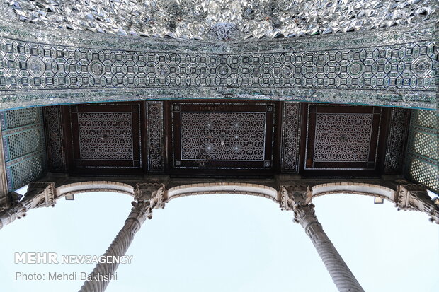 ایوان آینه حرم حضرت معصومه (س) شاهکاری بی‌نظیری از معماری ایرانی است که از سوی شوراي فرهنگ عمومي استان  به عنوان نماد قم انتخاب شد. 