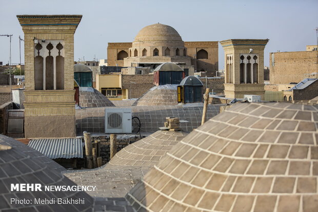 نمایی از باز بازسازی پشت بام راسته بازار قم و گنبد و دیواره مسجد جامع که از قدیمی ترین مساجد این شهر است.