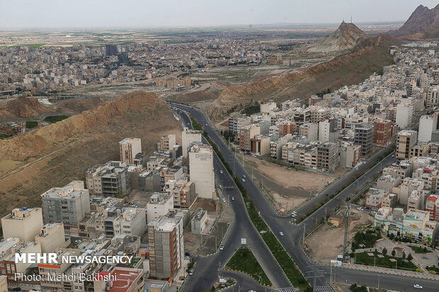 تصویری از گسترش شهر قم در منطقه شهرک قدس که تا پای کوه خضر در جنوب این شهر ادامه یافته است.