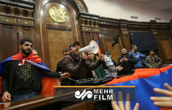 VIDEO: Armenian protesters storm parl. after ceasefire deal