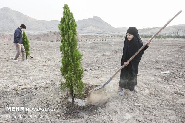 آیین غرس ۶۰۹۰ نهال با نام و یاد شهدای قم