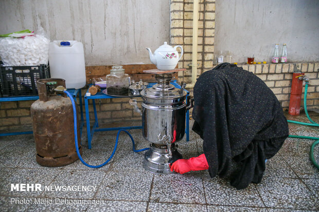 آماده سازی چایی برای افراد جهادی توسط حاج نصرت