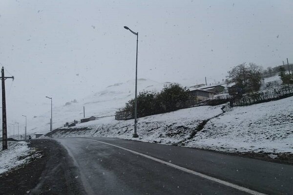 بارش ۲۲ سانتی متری برف در کوهرنگ/ مسدود شدن راه ارتباطی روستاها