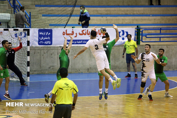 دیدار تیم های هندبال ذوب آهن اصفهان و پرسپولیس بهبهان 4