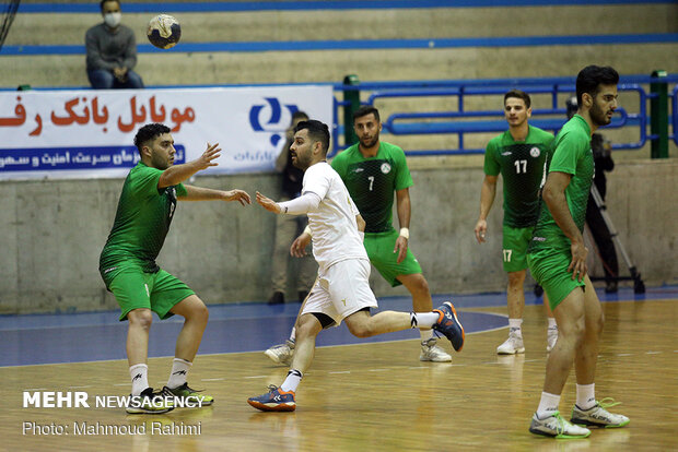 دیدار تیم های هندبال ذوب آهن اصفهان و پرسپولیس بهبهان 12