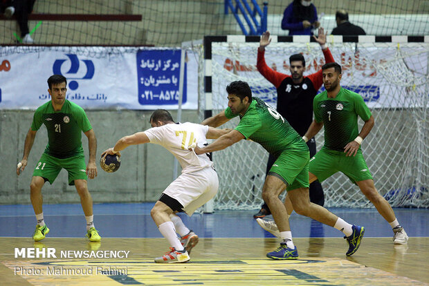 دیدار تیم های هندبال ذوب آهن اصفهان و پرسپولیس بهبهان 13