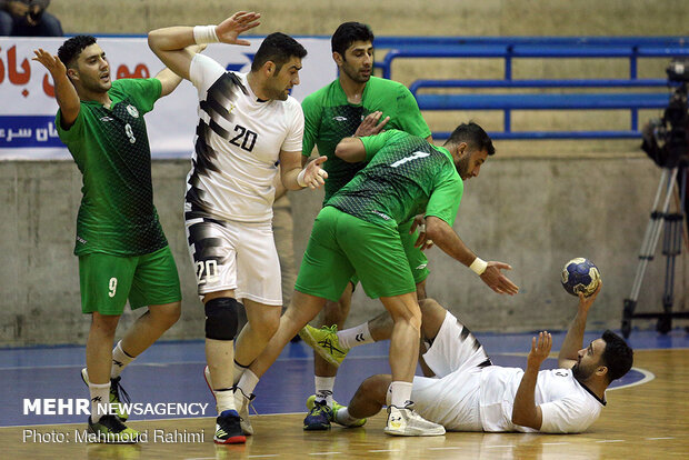 دیدار تیم های هندبال ذوب آهن اصفهان و پرسپولیس بهبهان 18