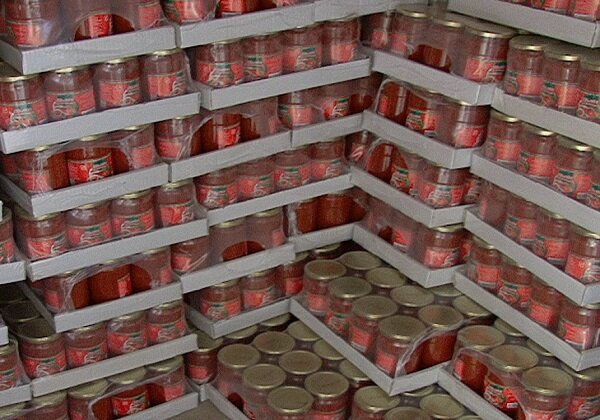 کشف بیش از ۲۰۰۰ تن رب گوجه فرنگی احتکاری در روانسر