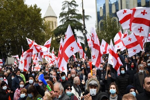 گرجستان نیز صحنه اعتراضات پسا انتخاباتی شد 