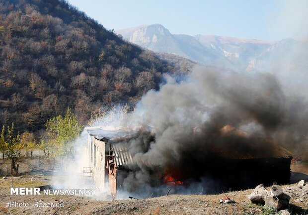 ارمنی‌های ساکن قره‌باغ خانه‌های خود را آتش زدند