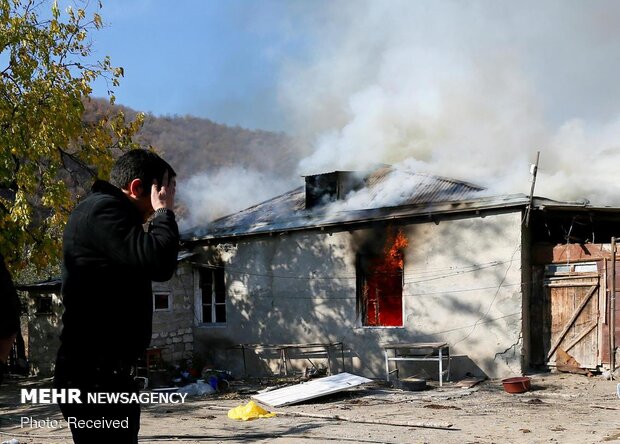 Kelbecer'i terk eden Ermeniler evleri ve ormanları yakıyor