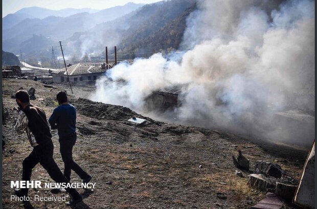 Kelbecer'i terk eden Ermeniler evleri ve ormanları yakıyor