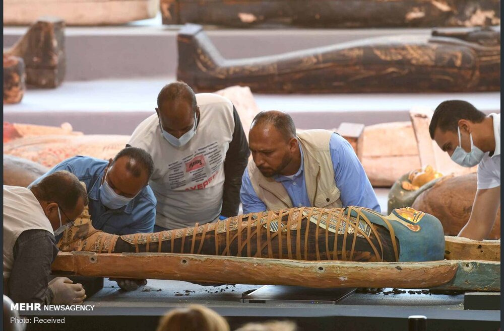 مصر میں نئے کشف شدہ تابوتوں کی رونمائی کا منظر