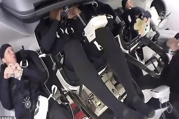 ۴ فضانورد و یک عروسک به ایستگاه فضایی بین المللی رسیدند