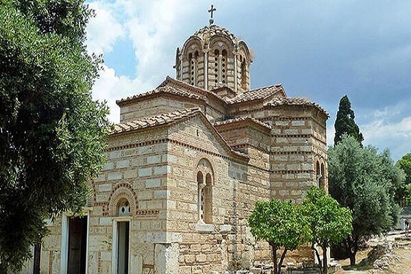انتقاد گسترده به عملکرد کلیساها در یونان/مسلمانان پایبند قوانینند