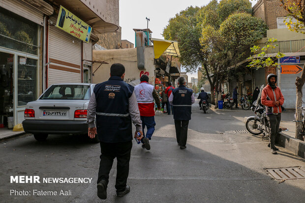 Tahran'da kapı kapı dolaşıp ailelere korona virüs testi yapılıyor