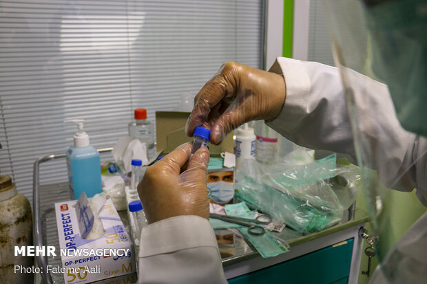 Tahran'da kapı kapı dolaşıp ailelere korona virüs testi yapılıyor