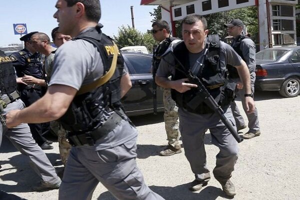 گروگانگیری در پایتخت گرجستان/ آغاز مذاکره پلیس با مردان مسلح