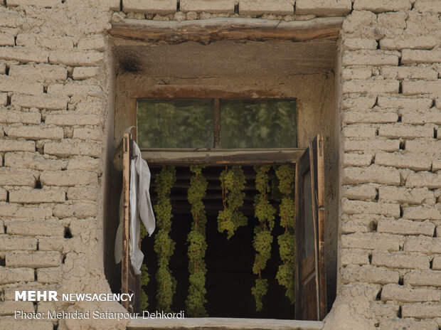 معروف‌ترین سوغات روستای یاسه ‌چای را خشک‌بار و انواع میوه‌جات تَر و خشک تشکیل می‌دهند