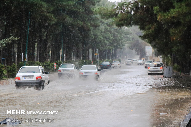بارش شدید باران در کرج و آبگرفتگی معابر شهری