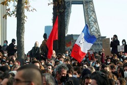 فرانسوی‌ها در پاریس تظاهرات گسترده‌ای برگزار کردند