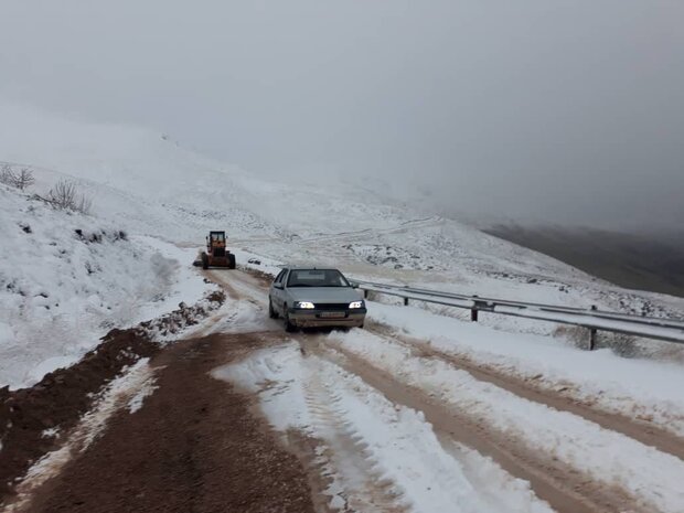 امدادرسانی راهداران قزوینی به هشت دستگاه خودروی گرفتار در برف