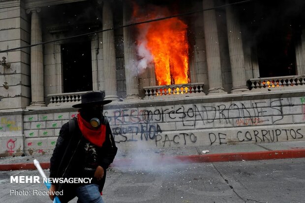 به آتش کشیدن ساختمان کنگره گوآتمالا توسط معترضان