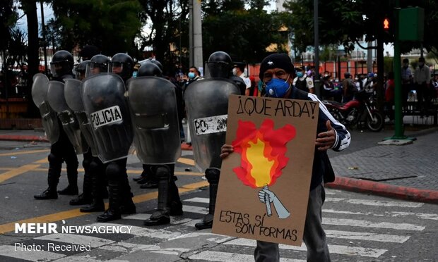 به آتش کشیدن ساختمان کنگره گوآتمالا توسط معترضان
