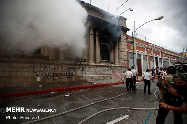 به آتش کشیدن ساختمان کنگره گوآتمالا توسط معترضان