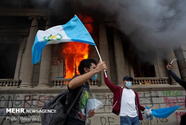 به آتش کشیدن ساختمان کنگره گوآتمالا توسط معترضان