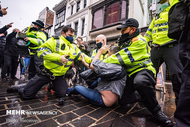 خشونت پلیس انگلیس علیه مخالفان قرنطینه