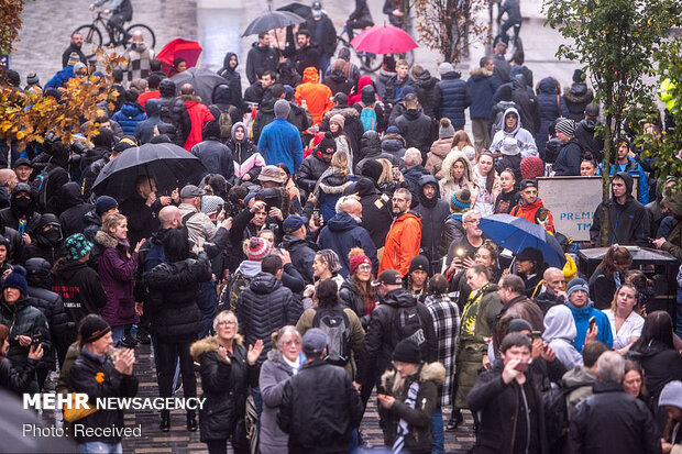 خشونت پلیس انگلیس علیه مخالفان قرنطینه