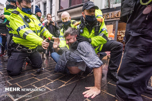 خشونت پلیس انگلیس علیه مخالفان قرنطینه