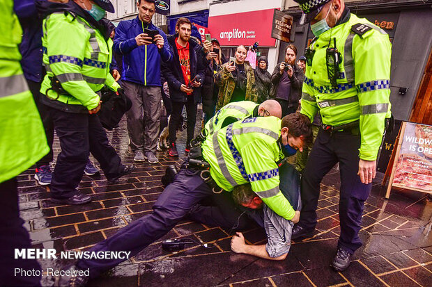 خشونت پلیس انگلیس علیه مخالفان قرنطینه