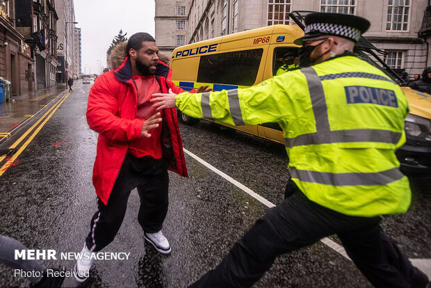 خشونت پلیس انگلیس علیه مخالفان قرنطینه
