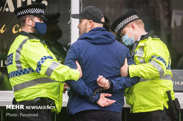 خشونت پلیس انگلیس علیه مخالفان قرنطینه