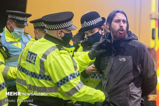 خشونت پلیس انگلیس علیه مخالفان قرنطینه