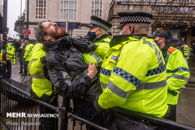 خشونت پلیس انگلیس علیه مخالفان قرنطینه