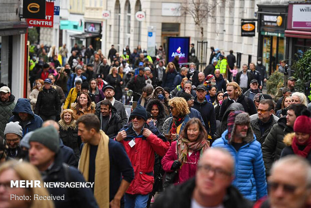 خشونت پلیس انگلیس علیه مخالفان قرنطینه