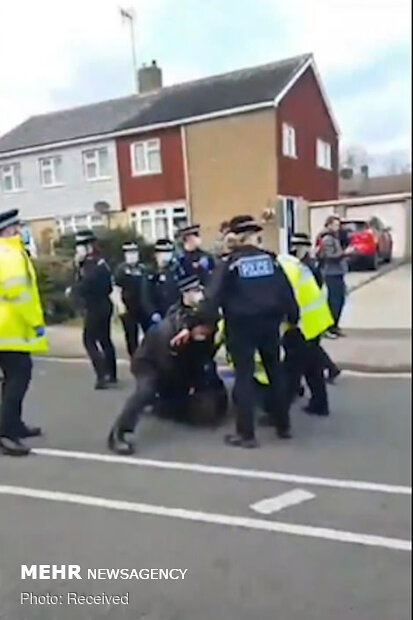 خشونت پلیس انگلیس علیه مخالفان قرنطینه
