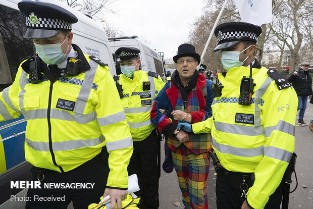 خشونت پلیس انگلیس علیه مخالفان قرنطینه