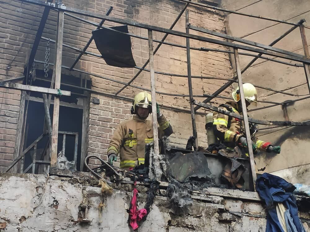 آتش سوزی در یک منزل دو طبقه/ تمام ساختمان شعله ور بود