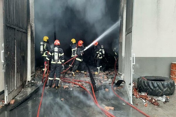 آتش سوزی گسترده ۷ باب انبار  در جاده ارومیه - سلماس مهار شد