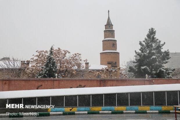 Autumn snowfall in Tabriz 