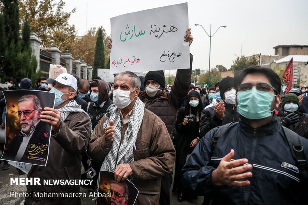 تجمع مردمی و دانشجویی در اعتراض به ترور شهید محسن فخری زاده در مقابل مجلس شورای اسلامی