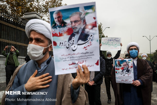 تجمع مردمی و دانشجویی در اعتراض به ترور شهید محسن فخری زاده در مقابل مجلس شورای اسلامی