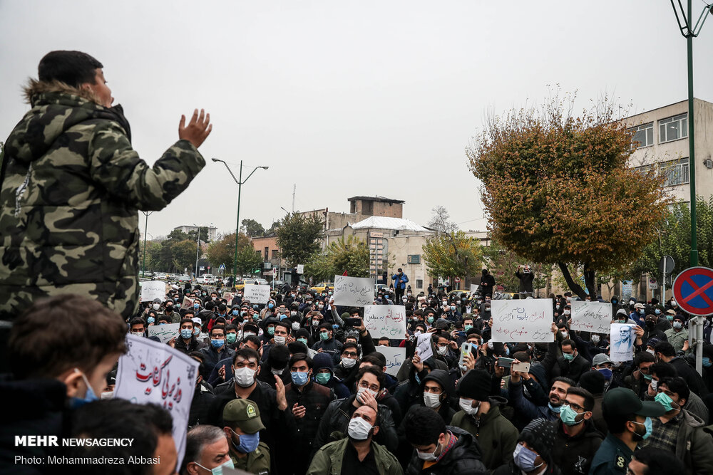 شہید فخری زادہ کے قتل کے خلاف ایرانی پارلیمنٹ کے سامنے عوامی مظاہرہ