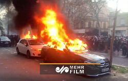 آتش زدن خودروی بنز توسط معترضان فرانسوی