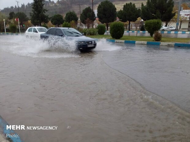 بارش باران و آبگرفتگی معابر در ارومیه/ هوا ۸ درجه سردتر می شود